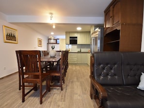 公寓 (One Bedroom Apartment) | 客廳 | 32 吋平面電視連數碼電視頻道
