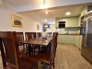 公寓 (One Bedroom Apartment) | 客廳 | 32 吋平面電視連數碼電視頻道