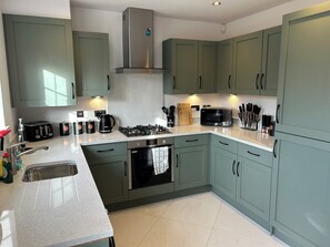 Private kitchen - Charming 3-bedroom house in Van Dyk Village, Chesterfield, with WiFi and parking (Chesterfield)