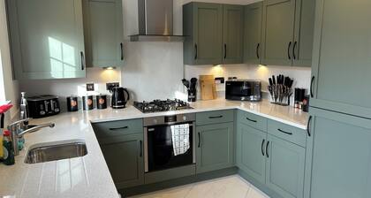 Charming 3-bedroom house in Van Dyk Village, Chesterfield, with WiFi and parking