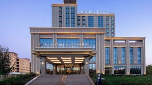 Ένα ξενοδοχείο DoubleTree με μια μοντέρνα πρόσοψη, μεγάλα παράθυρα και μια επιβλητική είσοδο.