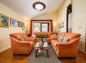 Apartment | Living room - Spacious Apartment With Garden (Porec)