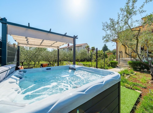 Spacious Apartment With Garden