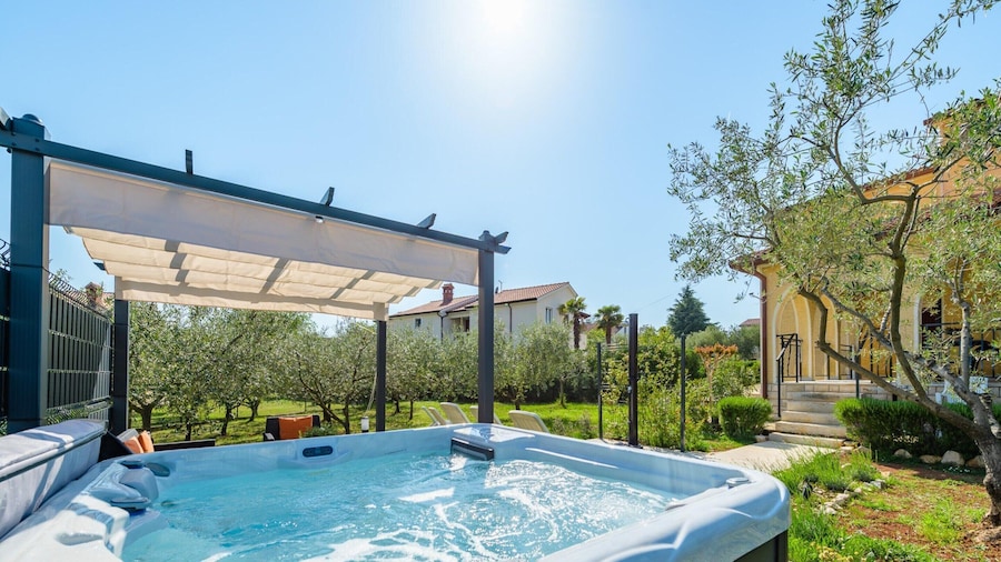 Spacious Apartment With Garden