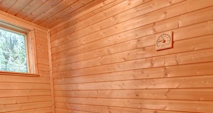.chalet finlandais avec sauna entrée parc naturel du haut jura, pleine campagne