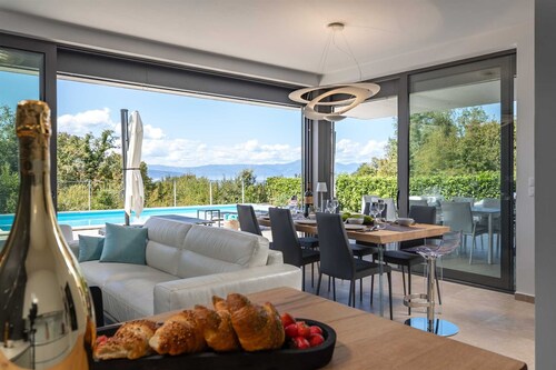 Villa Luxor With Heated Pool