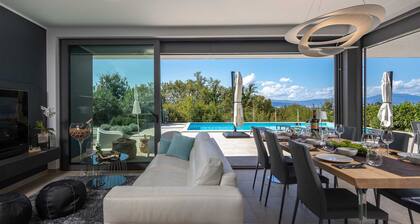 Villa Luxor With Heated Pool