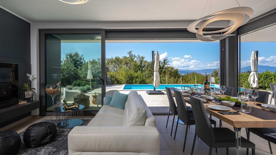Villa Luxor With Heated Pool