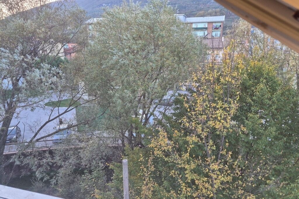 Vista di un edificio con numerosi balconi e un recinto in primo piano.