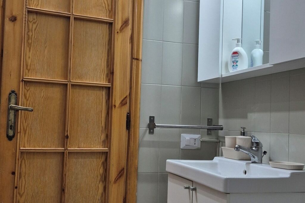 Douche, sèche-cheveux, bidet, serviettes fournies