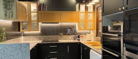 Four Ă micro-ondes, un four, surface de cuisson, lave-vaisselle