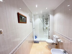 Dusche, Haartrockner, Bidet, Handtücher