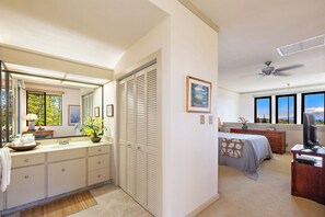 1 habitación, tabla de planchar con plancha y cuna de viaje