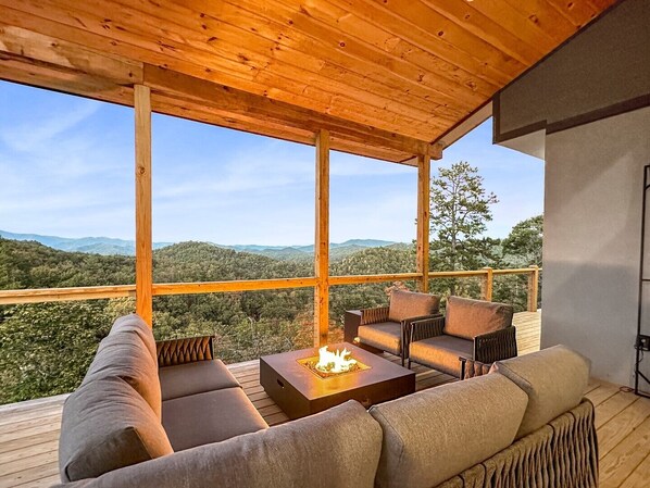 Property grounds - Rockledge Dragonfly - modern luxury, home theater, and private NOC access (Bryson City)