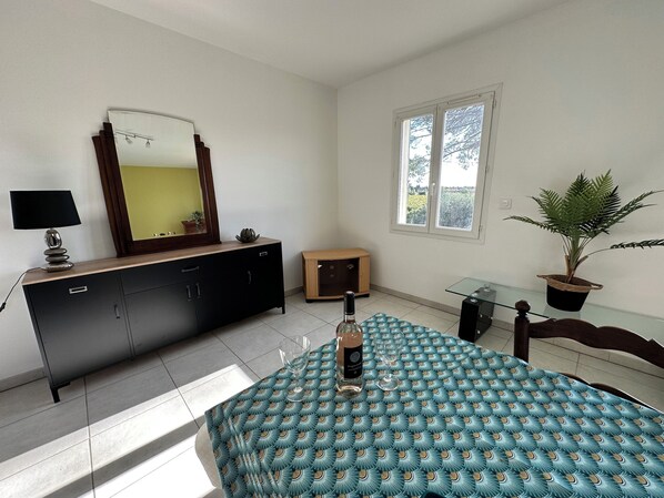 Dining - The luminous Bernis house (Bernis)
