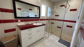 Douche, serviettes fournies, savon, papier toilette