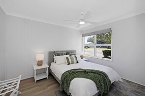 2 bedrooms, iron/ironing board, free WiFi, bed sheets - Frangipani Hideaway - Close to everything! (Budgewoi)