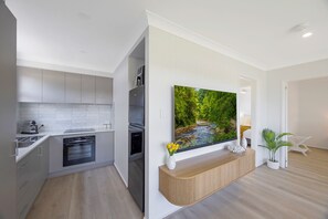 Fridge, microwave, oven, stovetop - Frangipani Hideaway - Close to everything! (Budgewoi)