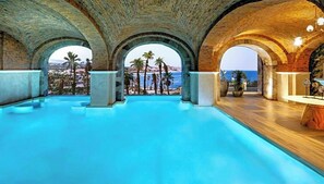 Utendørsbasseng og et oppvarmet basseng