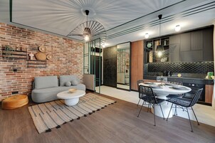 Superior Apartment | Peralatan tempat tidur hipoalergenik, ruang kerja komputer riba 