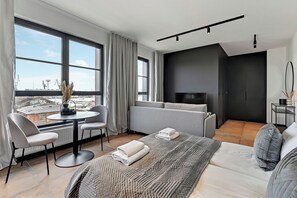 Comfort Apartment | Hypo-allergenic bedding, individually decorated, individually furnished - Doki Living - Foodhall & Parking by Downtown Apartments (Gdansk)