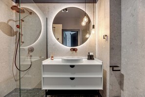 Grand appartement | Badkamer | Een douche, gratis toiletartikelen, een haardroger, handdoeken
