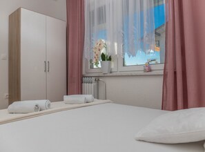 3 bedrooms, free WiFi - Spacious Novi Vinodolski Apartments With Terrace and Shared Pool (Crikvenica)