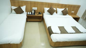 Deluxe Triple Room, 1 Bedroom | Laptop workspace, soundproofing, rollaway beds, free WiFi