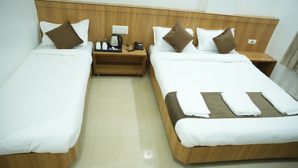 Deluxe Triple Room, 1 Bedroom | Laptop workspace, soundproofing, rollaway beds, free WiFi