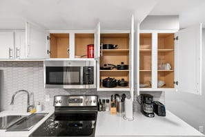 Refrigerador, microondas, horno y parrilla de estufa