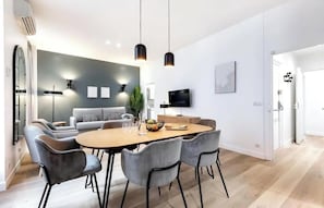 Dining - A PERFECT PARISIAN RETREAT LOCATED NEXT TO LOUVRE & PALAIS ROYAL - RUE MONSIGNY (Paris)