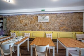 En 55-centimeters smart-TV med digitale kanaler