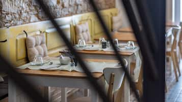 Petit déjeuner continental (7.5 EUR par personne)