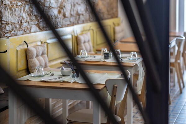 Daily continental breakfast (EUR 7.5 per person) - Graça Garden Bed & Breakfast (Torres Vedras)