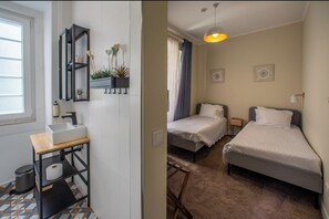 Chambre Confort avec lits jumeaux, vue sur la ville | Literie hypoallergénique, accès au Wi-Fi (inclus), literie fournie