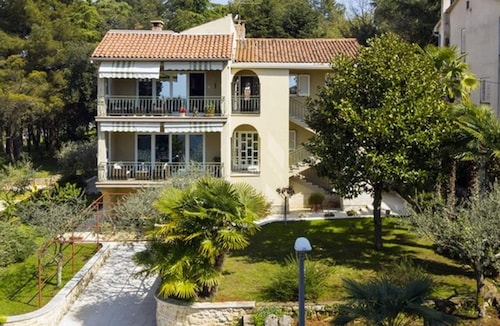 Graceful Apartment in Nature