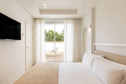 Dúplex, vista a la ciudad | Caja de seguridad en la habitación y escritorio