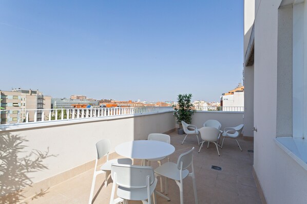 Deluxe Duplex, City View | Terrace/patio
