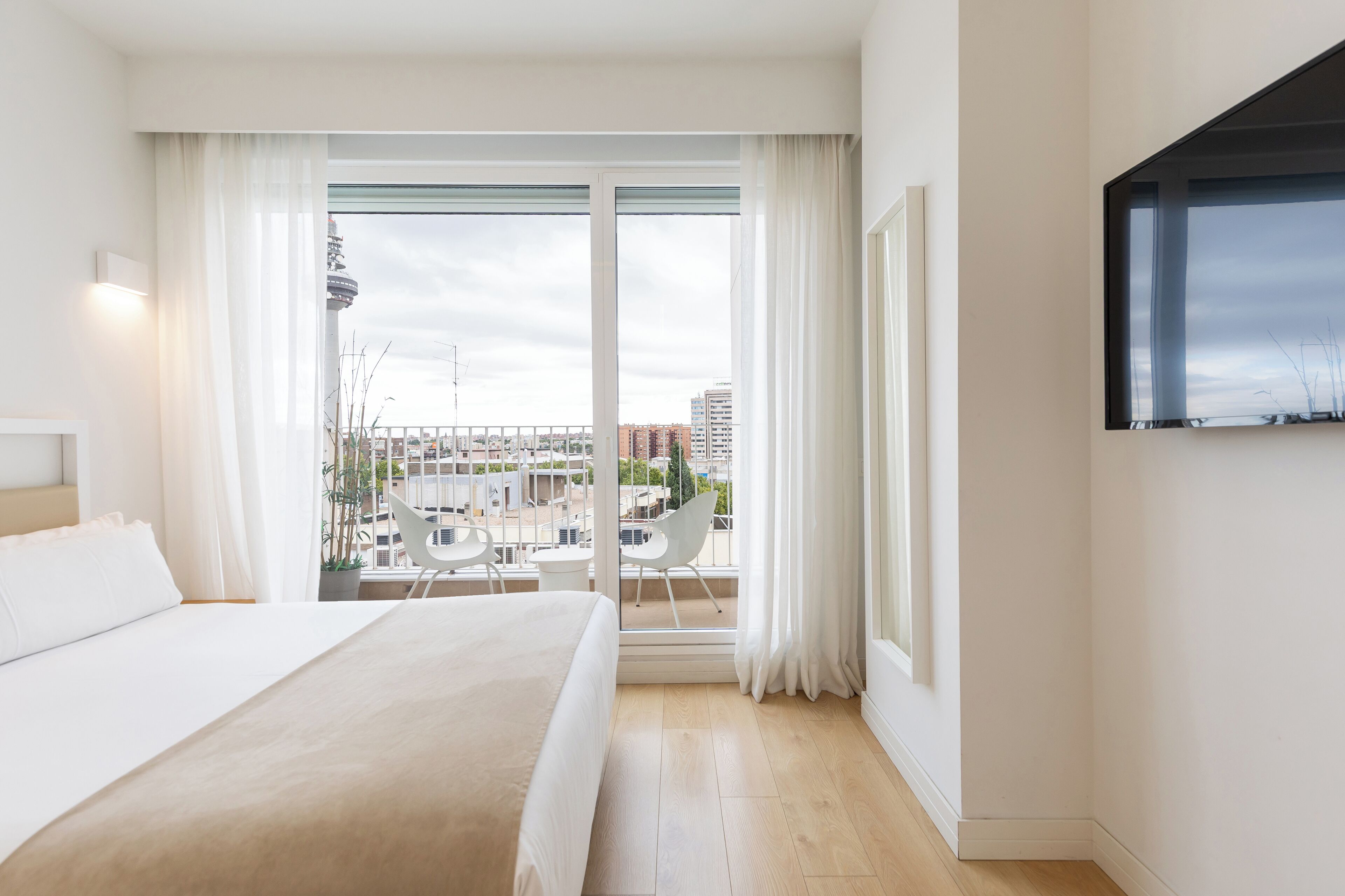 Departamento Deluxe, vista a la ciudad | Caja de seguridad en la habitación y escritorio 