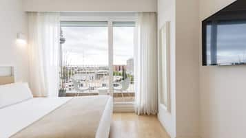 Deluxe appartement, uitzicht op stad | 1 slaapkamer, een kluis op de kamer, een bureau, een laptopwerkplek