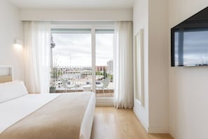 Deluxe Apartment, City View | 1 bilik tidur, peti besi dalam bilik, meja, ruang kerja komputer riba