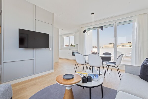 디럭스 듀플렉스, 시내 전망 | 거실 공간 | 평면 TV