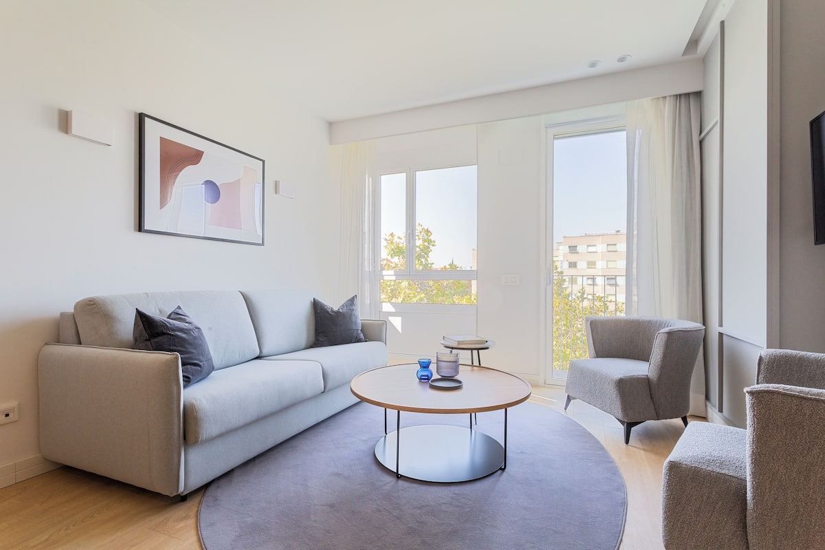 Leilighet – deluxe, byutsikt | Oppholdsområde | Flatskjerm-TV