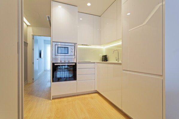 Apartamento | Cozinha privada | Geladeira, micro-ondas, cooktop, lava-louças