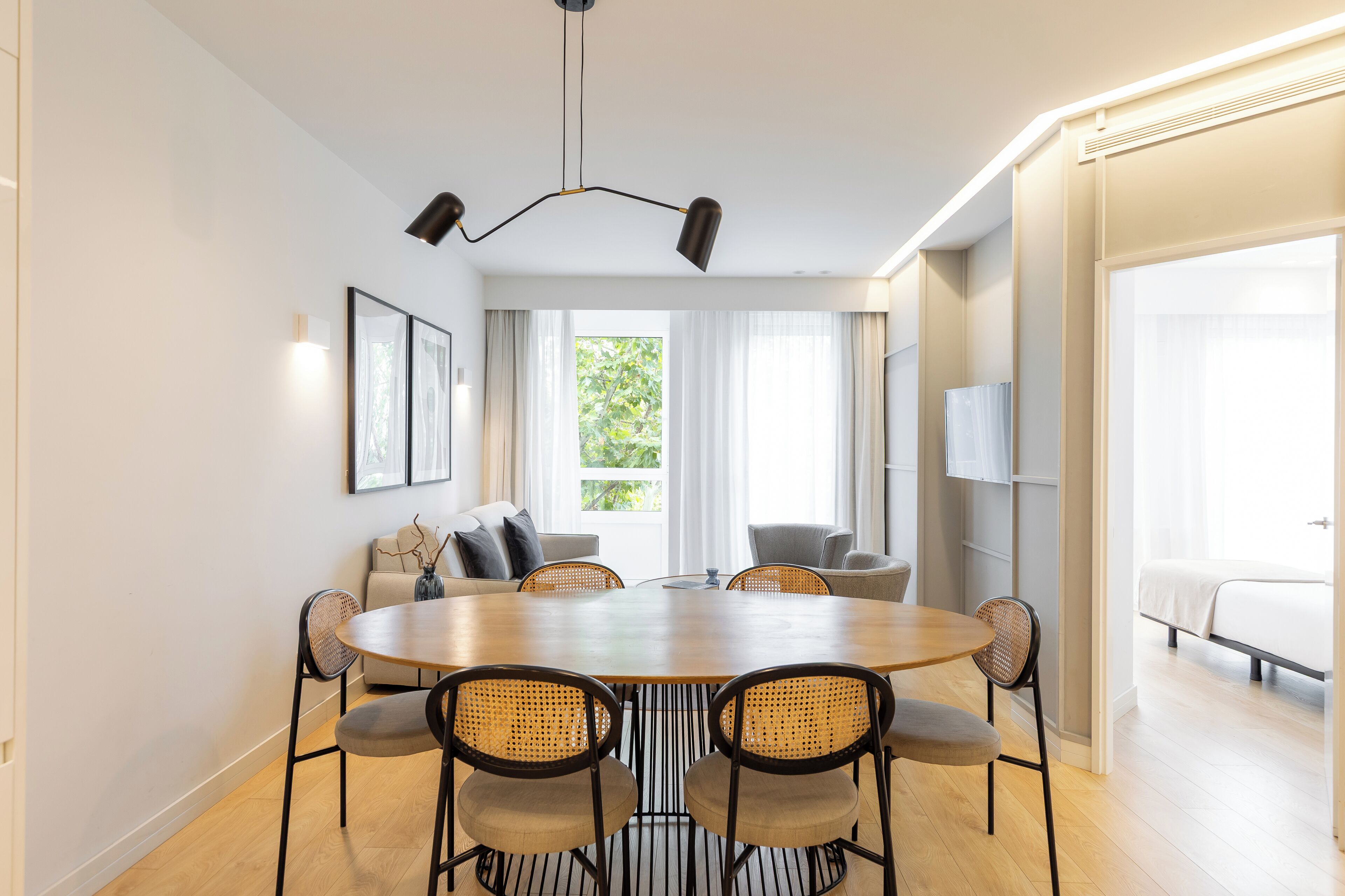 Deluxe appartement, uitzicht op de stad | Woonruimte | Flatscreentelevisie