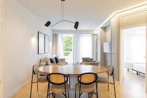 Appartement Deluxe, vue ville | Coin séjour | Télévision à écran plat