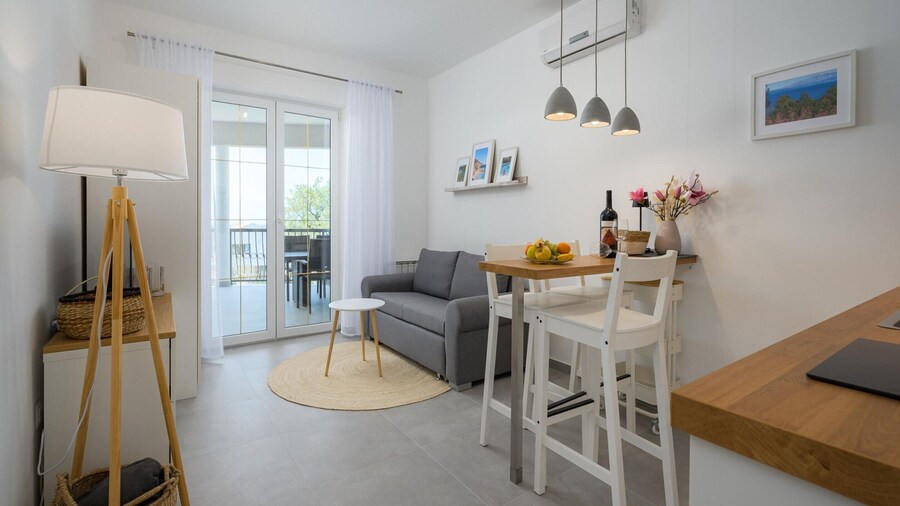 Bright Apartment With Communal Pool