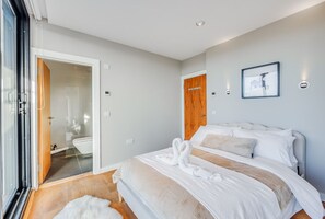 1 Schlafzimmer, Schreibtisch, Bügeleisen/Bügelbrett, Reisekinderbett