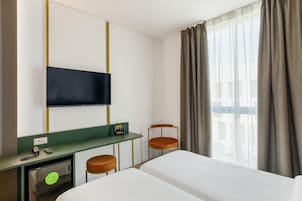 Standard Twin Room | In-room safe, desk, cribs/infant beds, free WiFi