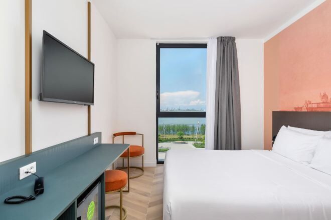 客房内保险箱、办公桌、免费 WiFi、床单